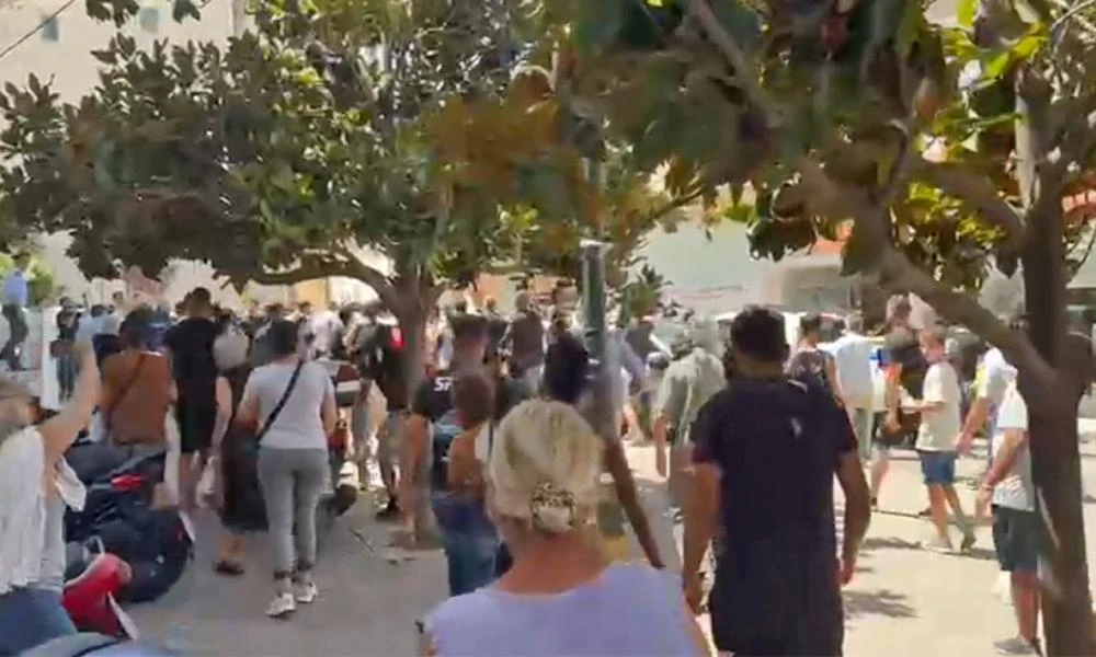 Οργή για το θάνατο της 11χρονης στην Ηλεία - Άγρια επεισόδια έξω από τα δικαστήρια – Συγγενείς όρμηξαν να λιντάρουν τον 37χρονο (Βίντεο)